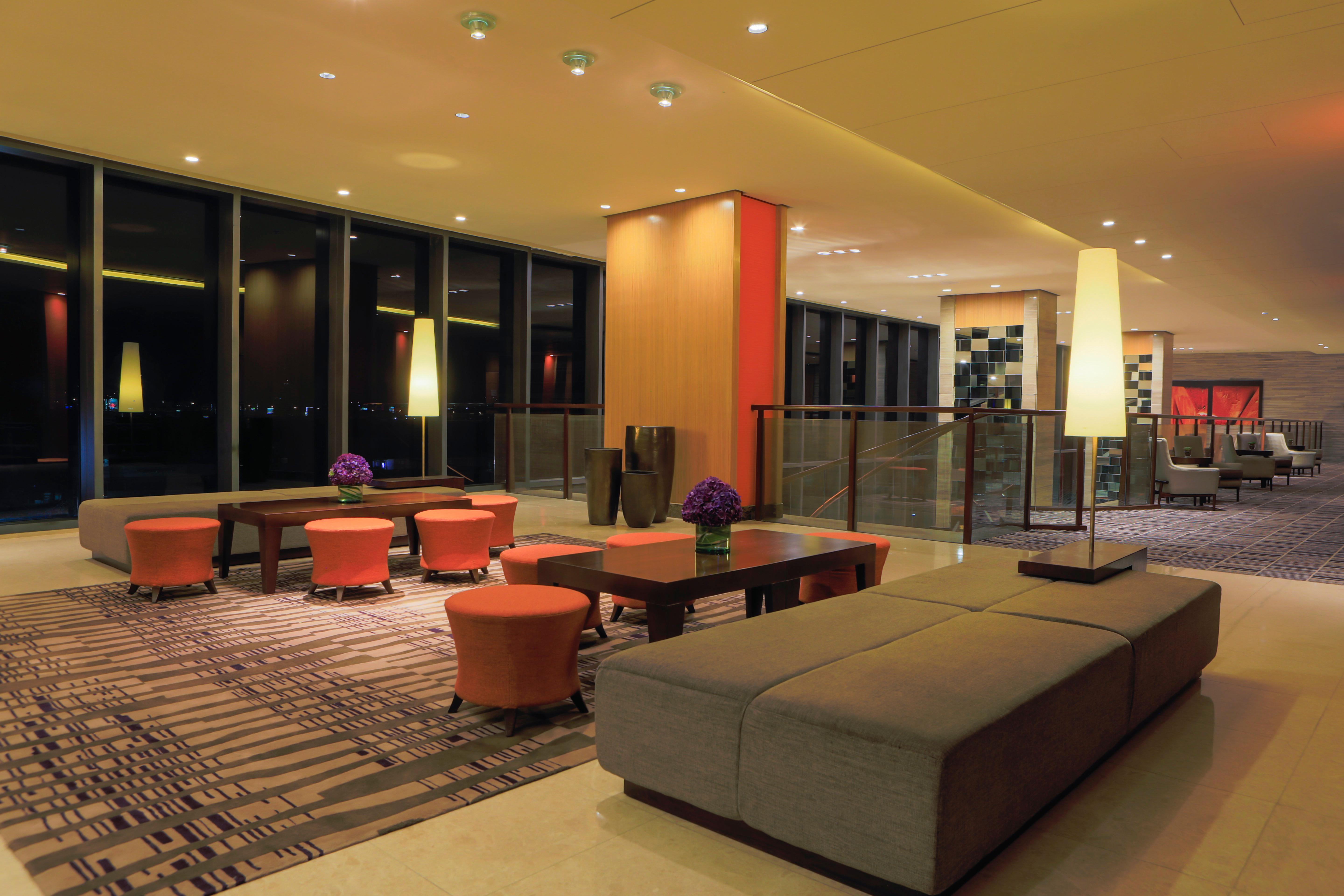 Holiday Inn&Suites Makati, an IHG Hotel Makati City Bagian luar foto