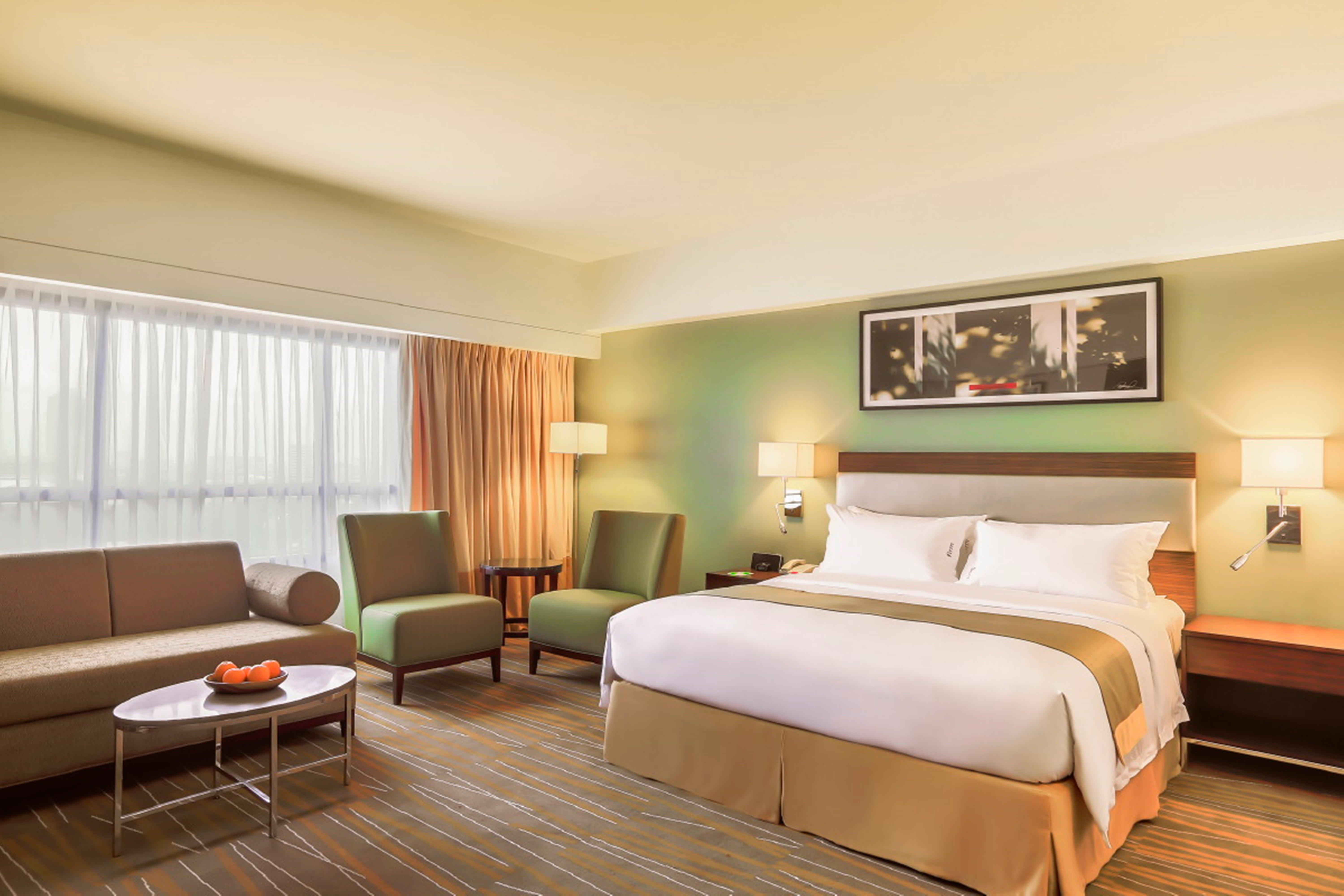 Holiday Inn&Suites Makati, an IHG Hotel Makati City Bagian luar foto